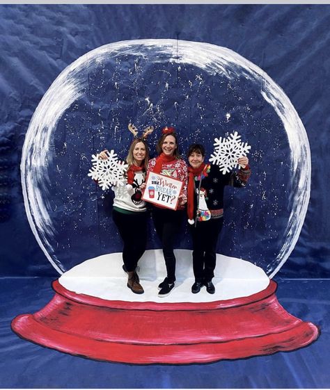 Concert Decor, Picture Snow Globe, Picture Booth, Christmas Classroom Door, Decor School, Thats Me, Winter Dance, Kids Work, Winter Backdrops