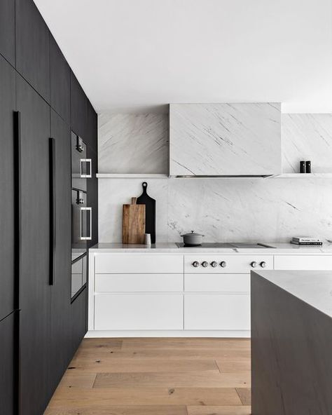 I N T E R I O R S E C R E T S on Instagram: "A quiet moment to admire this concealed storage + that kitchen island 😍⁠ ⁠ Project @tamekamoffatdesigns⁠ Build @chronisbuildinganddesign⁠ Joinery @uneekinteriorsolutions" Monochrome Kitchen, White Marble Kitchen, Modern Coastal Home, Dark Countertops, Black Countertops, Timeless Kitchen, Marble Backsplash, Contemporary Kitchen Design, Elegant Kitchens