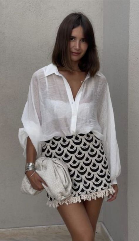 White Mini Skirt Outfit, Summer Bar Outfits, Linen Shirt Outfit, Date Night Outfit Summer, Style Désinvolte Chic, Bar Outfit, Rock Outfit, Look Short, White Mini Skirt