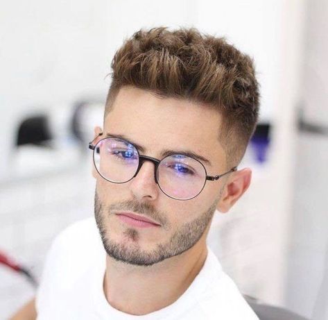 Short Quiff, Quiff Haircut, Low Fade Haircut, Gents Hair Style, Quiff Hairstyles, Latest Haircuts, Mens Hairstyles Thick Hair, Wavy Hair Men, Men Haircut Styles