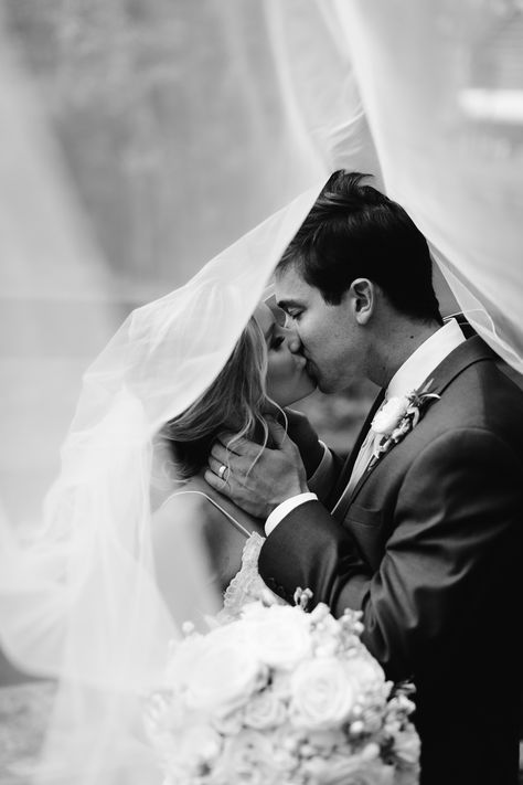 Pose Bride, Romantic Black And White, Bride And Groom Kiss, Wedding Photo List, Wedding Shot List, Wedding Portrait Poses, Bride Groom Photos, Wedding Picture Poses, Romantic Wedding Photos