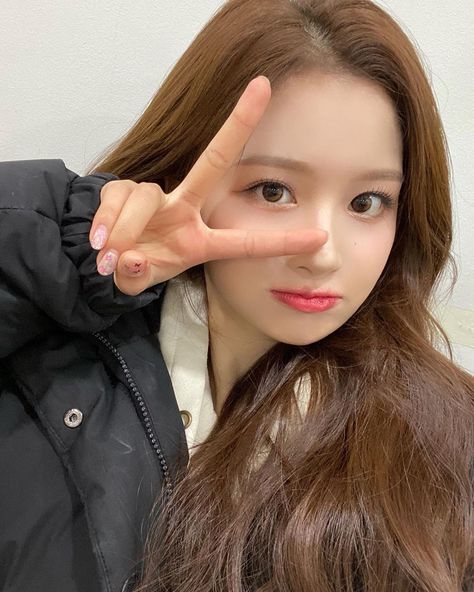 Peace Sign Drawing, Peace Sign Hand, Nmixx Sullyoon, Love You A Lot, Hand Reference, Portrait Poses, Selfie Poses, Drawing Reference Poses, Peace Sign