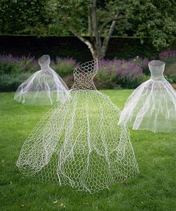 awesome halloween dancing ghost Chicken Wire Ghost, Wire Ghosts, Ghost Tutorial, Glow In The Dark Paint, Scary Halloween Decorations Diy, Dekorasi Halloween, Ghost Dresses, Hallowen Ideas, Halloween Fest