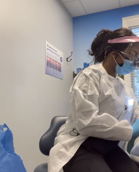 Dentist Black Women, Dental Hygienist Black Women, Black Dental Hygienist Aesthetic, Hospital Job Aesthetic, Black Dentist Aesthetic, Black Doctors Women Goals, Dermatologist Aesthetic Job, Black Dental Hygienist, Dental Hygiene School Aesthetic