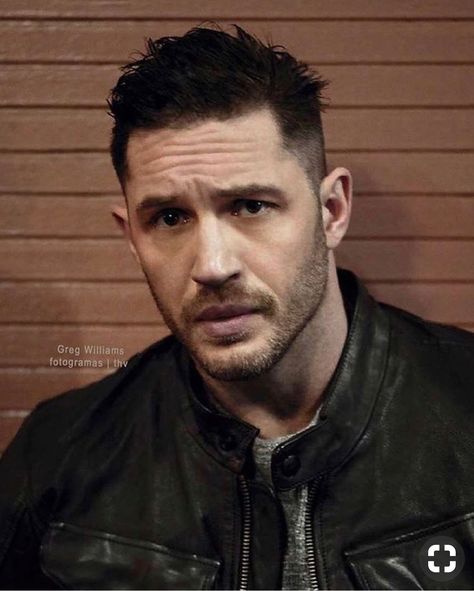 توم هاردي, Tom Hardy Haircut, Hardy Boys, Thomas Hardy, Tommy Boy, Corte De Cabelo Masculino, Tom Hardy, Beard Styles, Elvis Presley