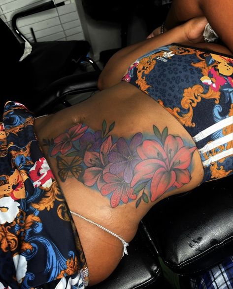 Side Stomach Tattoos Black Women, Side Stomach Tattoos Women, Tattoo Ideas Black Women, Anime Baddie, Lip Print Tattoos, Peacock Tattoos, Baddie Tattoo Ideas, Side Stomach Tattoos, Cute Shoulder Tattoos