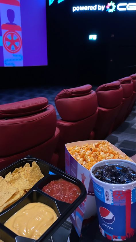 Theater Snapchat Stories, Movie Theater Snap, Movie Theater Food, Cinema Food, Movie Theater Snacks, Movie Theater Aesthetic, Movie Night Food, Movie Snacks, Night Food