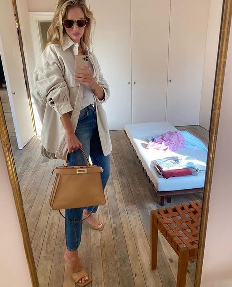 1, 2, 3, 4, 5, 6, 7 or 8? @rosiehw 😍” • 25 Set 2020 alle ore 5:55 UT Celebrity Jeans, Rosie Huntington Whiteley Style, Silky Shirt, Rosie Huntington, Glam Outfit, Fendi Peekaboo, Casual Chique, Huntington Whiteley, Rosie Huntington Whiteley