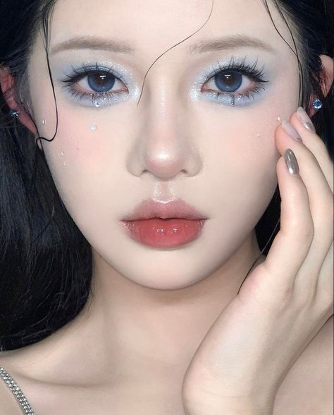 Lake blue lenses from virtualbeautybag Asian Makeup Style, Chinese Makeup, Douyin Makeup, Fun Makeup, Ulzzang Makeup, Makeup Tut, Winter Makeup, Makeup Looks Tutorial, Blue Eyeshadow