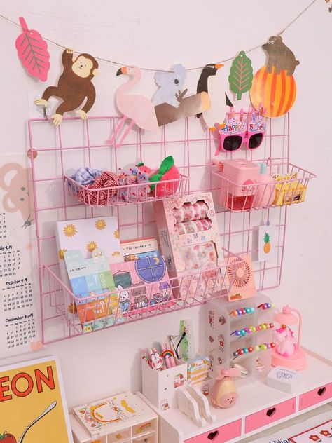 Kawaii Cubicle Decor, Cute Decor Aesthetic, Wall Decor Kawaii, Kawaii Pink Bedroom Ideas, Kawaii Craft Room, Kawaii Home Office, Kawaii Decor Ideas, Kawaii Dorm Room Ideas, Cute Kawaii Room Ideas