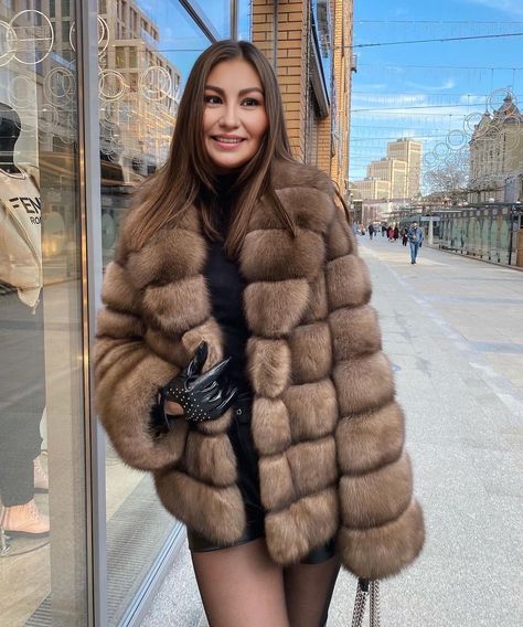 Preppy Chic Outfits, Fur Coat Outfit, Fur Coat Fashion, Belle Silhouette, Oversized Sleeves, Fur Coats Women, Coat Outfits, Fur Fashion, Short Coat