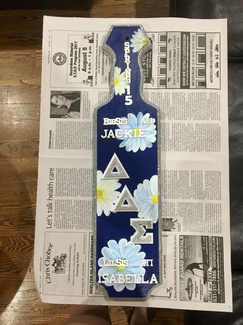 Big sis/lil sis paddle #sorority #paddle #bigpaddle #blue Blue Sorority Paddle, Paddle Designs Sorority, Axo Philanthropy, Paddle Sorority Big, Paddle Sorority, Fraternity Paddles, Big Little Paddles, Little Gifts Sorority, Paddle Ideas