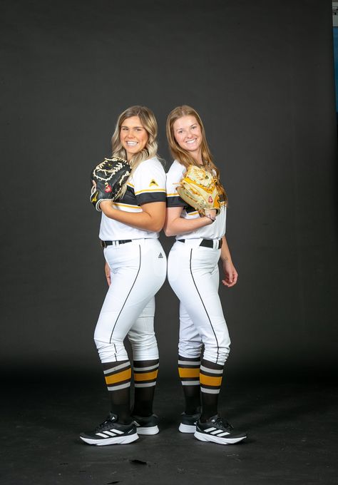 Softball Media Day Poses, Softball Media Day, Softball Photoshoot, Softball Poses, Media Day Poses, Softball Pictures Poses, Poses Duo, Softball Pics, Softball Photography