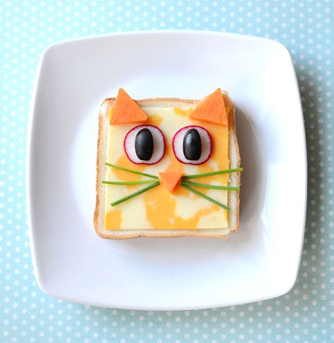 Transform a simple sandwich into an adorable cat! Sandwich For Kids, Cat Sandwich, Kid Sandwiches, Creative Sandwich, Food Art For Kids, Childrens Meals, Amazing Food Decoration, Easy Animals, Simple Sandwiches