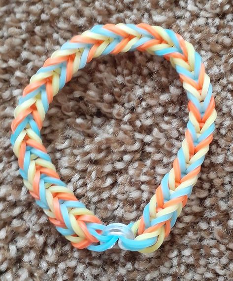 Loom Bracelet Rubber Band, Cute Colors For Rubber Band Bracelets, Ideas For Rubber Band Bracelets, Cute Rainbow Loom Bracelet Ideas, Loom Band Bracelets Color Ideas, Look Bracelet Ideas Rubber Bands, Friendship Bracelets Rainbow Loom, Rubber Band Bracelet Aesthetic, Preppy Loom Band Bracelets