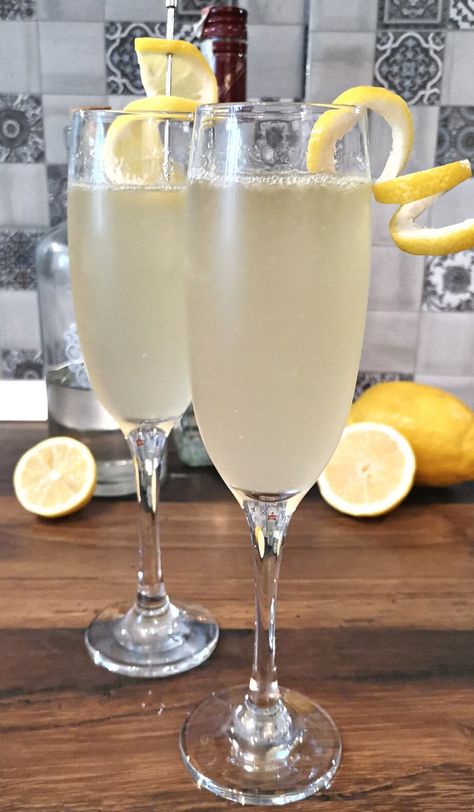 French 75 Cocktail Recipe - A Winter Celebration - Foodiosity French 75 Cocktail Christmas, Frozen French 75 Cocktail, French 77 Cocktail Recipe, French 75 Cocktail Elderflower, French 75 Cocktail Recipes, Spritz Drink, Cocktails To Make At Home, Sparkling Wine Cocktails, French 75 Cocktail