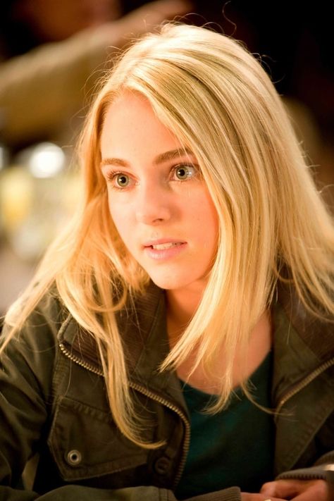 AnnaSophia Robb Pjo Fancast, Beach Style Outfit, Gossip Girl Fashion Blair, Annasophia Robb, Mary Elizabeth Winstead, Chuck Bass, Gossip Girl, Celebrities Female, Straight Hairstyles