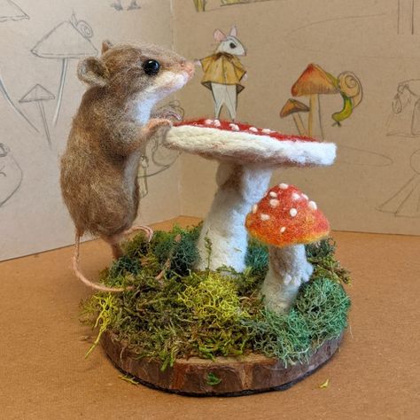 Wool Mushroom, Needle Felted Mouse, Form Style, Felt Mushroom, Felted Mouse, Field Mouse, Needle Felting Tutorials, Little Mouse, Felt Mouse