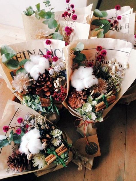 30 Unique Ways To Reuse Dried Flowers Winter Bouquet, Dried Bouquet, How To Wrap Flowers, Dry Flower, Wedding Winter, Flower Packaging, Small Bouquet, Christmas Flowers, Dried Floral