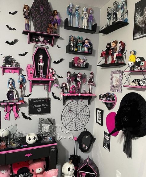 Monster High Collection Aesthetic, Monster High Display Ideas, Monster High Room Ideas, Monster High Bedroom Ideas, Draculaura Bedroom, Monster High Display, Monster High Decor, Monster High Room Decor, Monster High Bedroom