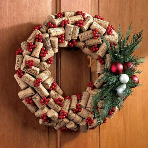 Winey Wreath Diy Totebags, Diy Spaceship, Wine Cork Wreath, Wine Cork Projects, Cork Wreath, Cork Projects, Wine Cork Crafts, Holiday Wine, Wine Corks