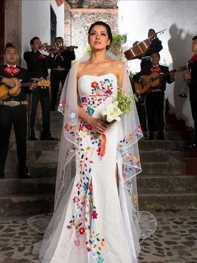 Vestidos Méxicanos para novia, quince años, eventos. Bordados Country Wedding Gowns, Mexican Inspired Wedding, Sukienki Maksi, Mexican Quinceanera Dresses, Strapless Wedding Dress Mermaid, Mexican Wedding Dress, Tiffany Rose, Embroidered Wedding Dress, Boda Mexicana