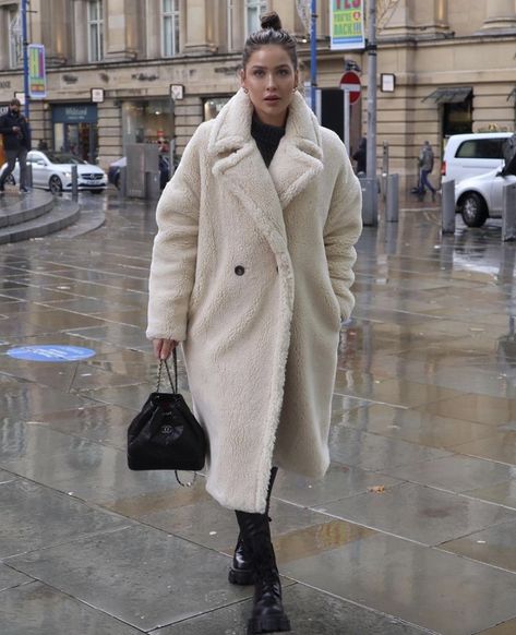 White Teddy Coat Outfit, Teddy Coat Outfit Winter, Teddy Bear Coat Outfit, Outfit For Rainy Day, Teddy Jacket Outfit, White Teddy Coat, Naomi Genes, Rainy Day Outfit Casual, Teddy Coat Outfit