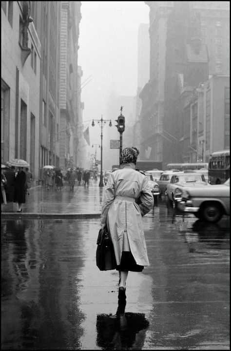 New York 60s, New York Street Photography, Rainy Streets, Master Photography, Inge Morath, Photography Essentials, Retro Luxury, Black And White City, Walking In The Rain