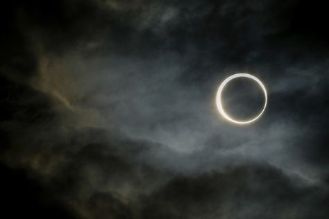 Así se vio el eclipse solar 'anillo de fuego' en el sur de Chile y Argentina - https://prensamercosur.net/2024/10/03/asi-se-vio-el-eclipse-solar-anillo-de-fuego-en-el-sur-de-chile-y-argentina/ - Uno de los lugares más buscados para verlo fue la remota isla de Pascua. Los habitantes del océano Pacífico, el sur de Chile y el sur de Argentina, tuvieron la oportunidad de apreciar este miércoles un eclipse solar de tipo anular. Un eclipse solar ocurre cuando la Luna se interpone entre el ...