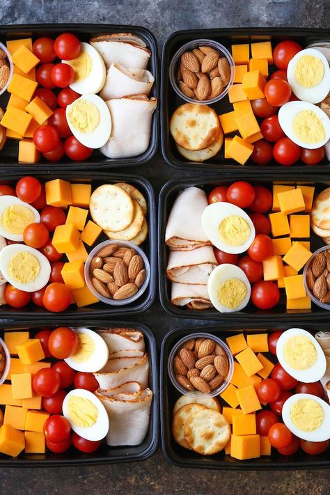 Deli Snack Box - Prep for the week ahead with these healthy, budget-friendly snack boxes! High protein, high fiber and so nutritious! Snacks Crackers, Lunch Meals, Snack Sani, Egg Protein, Deli Turkey, Keto Lunch Ideas, Prep Bowls, Healthier Food, Dorm Art