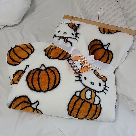 Brand New Faux Rabbit Fur Throw Blanket Featuring Hello Kitty In Pumpkin Patch Super Soft And Cozy. Perfect Addition For Your Hello Kitty Collection. #Viral #Sanrio #Spookyseason #Halloween Hello Kitty Halloween Blanket, Halloween Apartment Decor, Yard Decoration Ideas, Pumpkin Lotion, Kitty Pumpkin, Hello Kitty Pumpkin, Fall Gift Baskets, Hello Kitty Bed, Hello Kitty Blanket