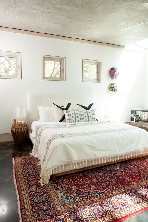 Mid-century meets Marfa. Window Above Bed, Idea Bilik Tidur, Reka Bentuk Bilik Tidur, Hiasan Bilik Tidur, Small Bedrooms, Urban Decor, Decor Ikea, Austin Homes, Style Cottage