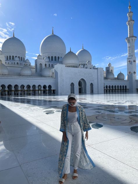 Mosque Outfits Women, Dubai Ootd Street Styles, Outfit Ideas For Turkey Vacation, Qatar Outfit Ideas Women, Sheik Zayed Mosque Outfit, Dubai In January, Mosque Outfit Ideas, Dubai Fits Aesthetic, Qatar Fashion Woman