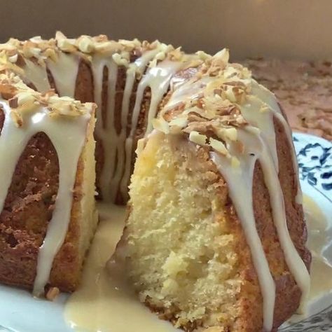 Walnut Pound Cake, Peach Cobbler Pound Cake Recipe, Pecan Pound Cake, Rhubarb Upside Down Cake, Pound Cake Recipes Easy, Southern Cake, Pound Cake Recipe, Pound Cakes, Caramel Pecan