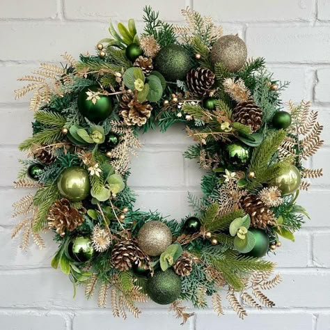 Sage Christmas, Green Gold Christmas, Green Christmas Wreath, Green Christmas Tree Decorations, Gold Christmas Wreath, Forest Christmas, Artificial Christmas Wreaths, Artificial Greenery, Gold Spray