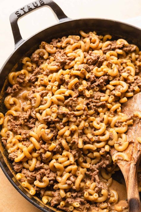 This Hamburger Helper Cheeseburger Macaroni copycat recipe is the perfect combination of classic cheeseburger flavors and comforting pasta, all cooked in just one pot for easy cleanup. This family favorite meal is ready in less than 30 minutes! Cheeseburger Hamburger Helper Add Ins, Hamburger Helper Copycat, Homemade Cheeseburger Helper, Hamburger And Pasta, Burger Helper, Gluten Free Hamburger Helper, Hamburger Helper Cheeseburger Macaroni, Hamburger Helper Stroganoff, Hamburger Pasta Recipes