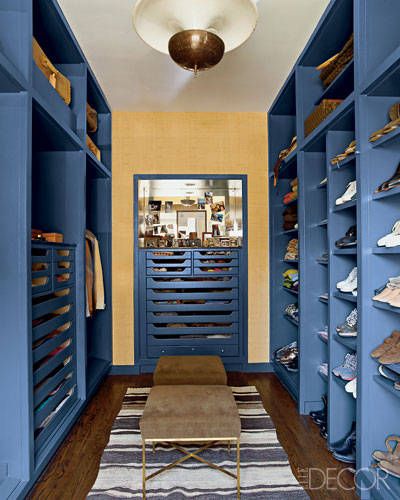 For the dressing room of his Chicago apartment, interior designer Nate Berkus opts for a sporty blue closet. 1940s Renovation, Men's Suiting, Blue Closet, Closet Interior, Closet Dressing Room, Condo Bathroom, Celebrity Closets, Amazing Closets, Dressing Room Closet