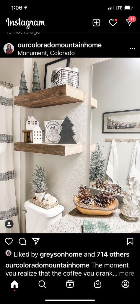 Bathroom Shelf Christmas Decor, Bathroom Decorated For Christmas, Bathroom Xmas Decor Ideas, Christmas Shelf Decor Ideas Kitchen, Christmas Bathroom Shelf Decor, Christmas Decor Ideas Shelves, Half Bath Christmas Decor, Winter Bathroom Decor, Living Room Holiday Decor