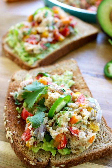 Scrambled Egg Whites, Avocado Toast With Egg, Alkaline Breakfast, Toast With Egg, Egg White Recipes, Alkaline Diet Recipes, Soft Egg, Weekday Breakfast, Avocado Toast Egg