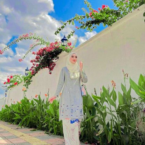 Levanter-☘ by purplebearrr Kebaya Malaysia, Model Kebaya Wisuda, Malaysia Hijab, Baju Kurung Moden, Kebaya Dress, Kurung Moden, Bridesmaids Photos, Dress Muslim, Muslim Fashion Outfits