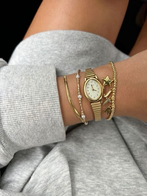 The cutest jewellery stack Gold Girl, Jewelry Accessories Ideas, Dope Jewelry, Gold Bracelets, Classy Jewelry, Jewelry Essentials, Jewelry Lookbook, Stacked Jewelry, 가을 패션