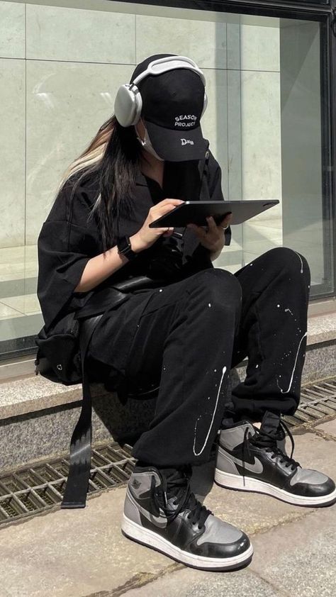 Edgy Tomboy Fashion, Ulzzang Tomboy, Korean Tomboy Outfits, Casual Tomboy Outfits, Black Tomboy, Tomboy Outfits Swag, Asian Tomboy, Headphone Outfit, Tomboy Girls