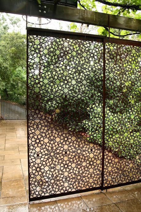 Lattice Privacy Screen, Yard Privacy, Metal Garden Fencing, Moroccan Garden, Wall Partition, Screen Wall, Outdoor Screens, Photo Zone, Garden Privacy