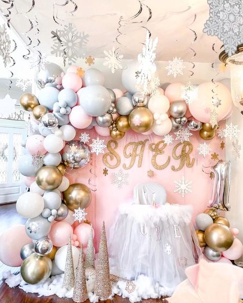 Winter Baby Birthday, 1st Birthday Themes Girl, Party Themes For Girls, Winter Birthday Themes, First Birthday Winter, Princess First Birthday, Winter Onederland Birthday Party, Onederland Birthday Party, Winter Birthday Parties