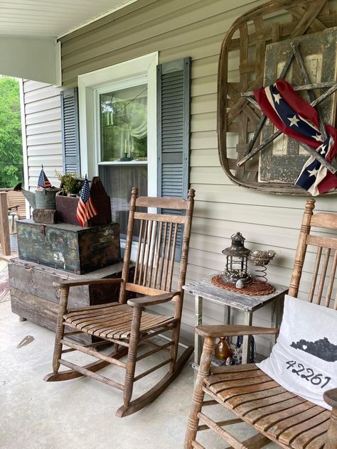 Primitive Porch Decorating Ideas, Americana Decor Living Room, Backyard Porches, 4th Of July Front Porch Decor, Primitive Americana Decor, Primitive Decorations, Brick Porch, Primative Decor, Cottage Porch