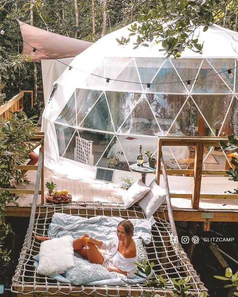 Rustic Jacuzzi, Diy Backyard Movie Night, Geodesic Tent, Forest Resort, Geodesic Dome Homes, Outdoor Luxury, Glamping Resorts, Cabin In The Mountains, Cool Tree Houses