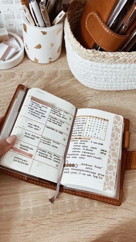 Printable Planner Inserts (@plannerroomshop) • Instagram photos and videos Pocket Moleskine Planner, Moleskine Weekly Planner Ideas, Pocket Journal Ideas, Planner Flatlay, Moleskine Weekly Planner, Memory Planning, Bullet Journal Minimalist, Journal Business, Moleskine Planner