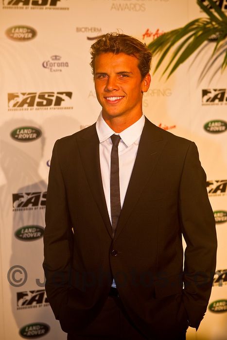 OMG I want to marry him! Julian Wilson, australian surfer Julian Wilson, Surfer Guys, Surfer Boys, Girls Football Boots, Skater Boys, Surfer Dude, Pretty People, A Man, Austin