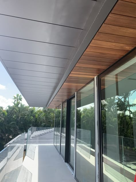 Spandrel Ceiling Exterior, Slatted Ceiling, Home Carport, Soffit Ideas, Ceiling Models, Cladding Texture, Ceiling Cladding, Still Frame, Cottage Farm