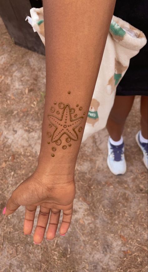 Mini Henna Tattoo Ideas, Henna Tattoo Designs Jellyfish, Stingray Henna Tattoo, Stingray Henna Designs, Forearm Henna Simple, Henna Tattoo Designs Unique, Henna Designs Sea Creatures, Henna Tattoo Sea Animals, Wave Henna Designs